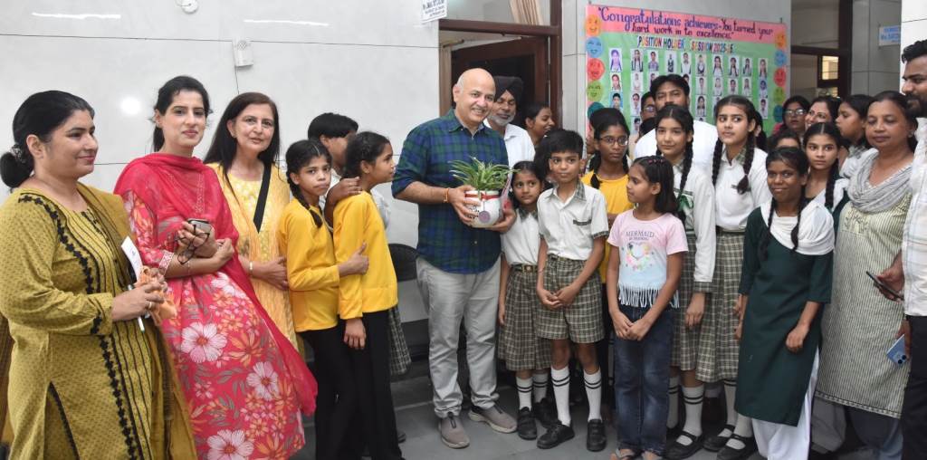 AAP leader Manish Sisodia visits Nari Niketan interacts with children Welcomed by Trust General Secretary Gurjot Kaur and Trustee Seema Chopra